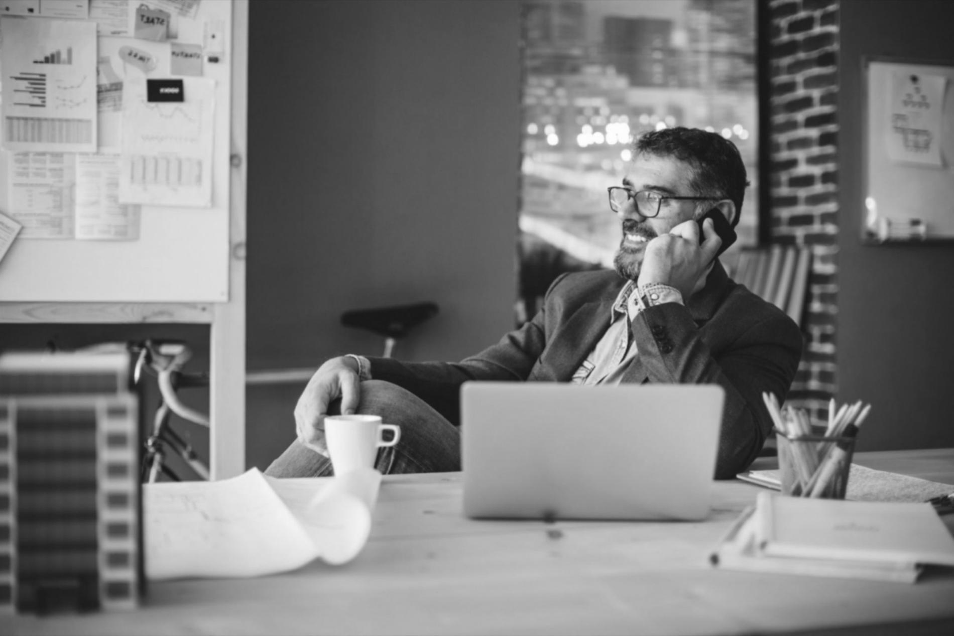 Participantes en sesión educativa sobre planificación financiera